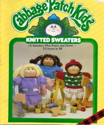 7866 14 CPK DOLL KNITTED SWEATERS, PANTS, SKIRTS 23 ITEMS  BOOKLET